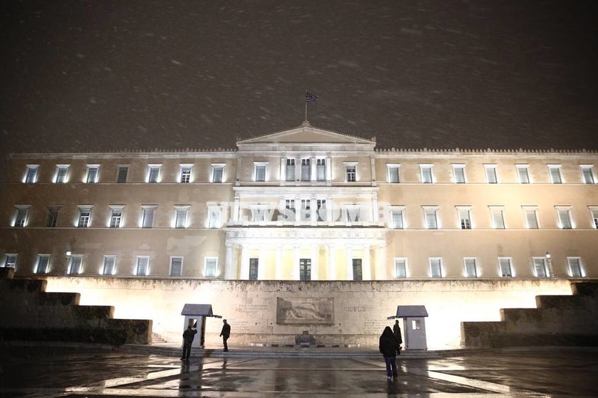 Χιόνια Αθήνα: Σε λευκό κλοιό η Αττική (pics&vid)