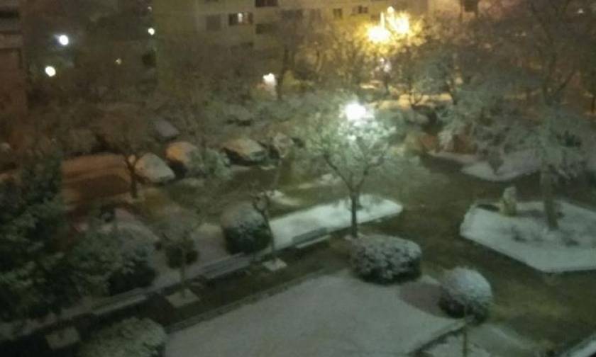 Χιόνια Αθήνα: Κατάλευκα τα νότια προάστια από το πυκνό χιόνι (photos)