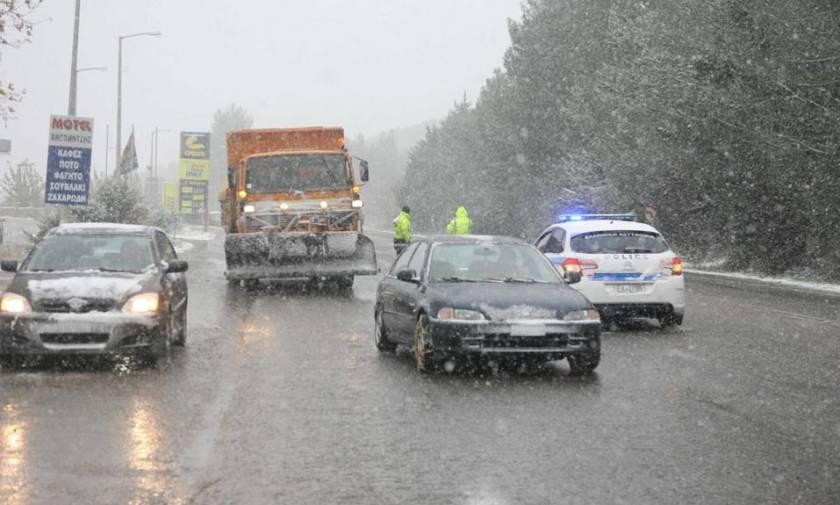 Καιρός Τρίπολη: Σαρώνει ο χιονιάς - Που εντοπίζονται προβλήματα στο οδικό δίκτυο Πελοποννήσου
