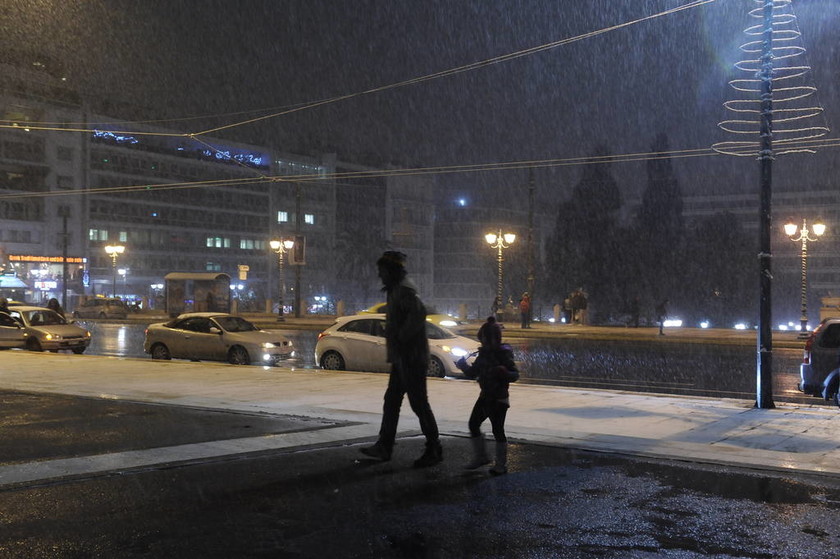 Καιρός Αθήνα: Το έστρωσε μέχρι και στην Πλάκα - Πυκνή χιονόπτωση σε όλη την Αττική