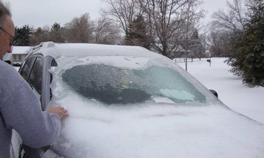 Καιρός: Πώς θα βγάλετε σωστά το χιόνι και τον πάγο από το αυτοκίνητο (vid)