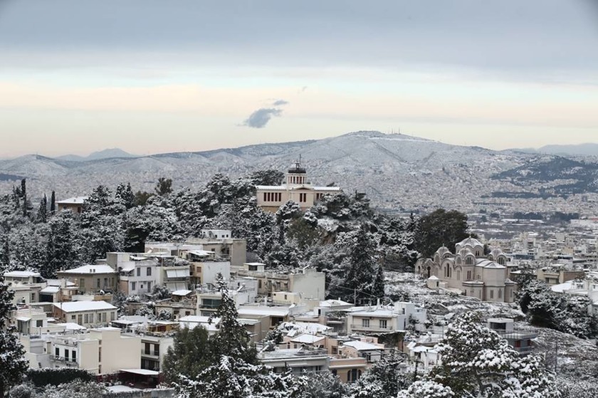 Καιρός LIVE: Ο χιονιάς πάγωσε την Αθήνα - Το έστρωσε παντού - Κλειστοί δρόμοι και σχολεία (pics)