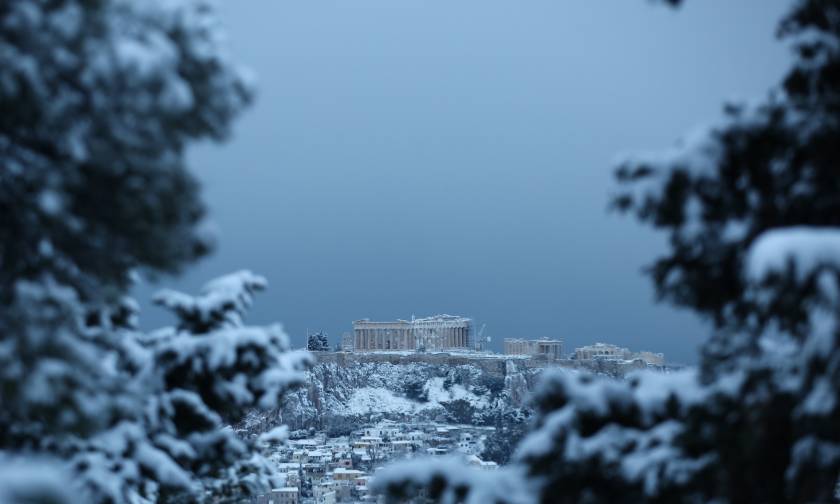 Καιρός Αθήνα: Μαγικές εικόνες από τη χιονισμένη Ακρόπολη