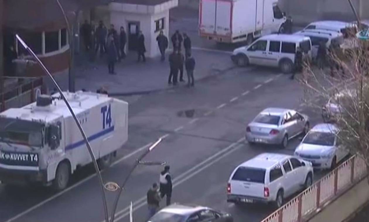Πυροβολισμοί έξω απο αστυνομικό τμήμα στην Τουρκία (Vid)