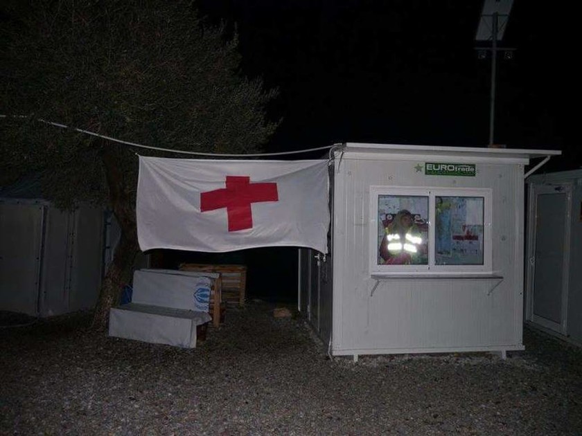 Στους προσφυγικούς καταυλισμούς της Μυτιλήνης ο Ερυθρός Σταυρός