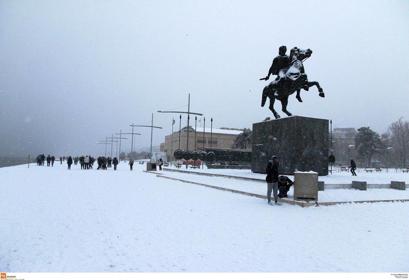 Καιρός τώρα: Ο χιονιάς σαρώνει τη Θεσσαλονίκη - Χάος και εγκλωβισμένοι οδηγοί