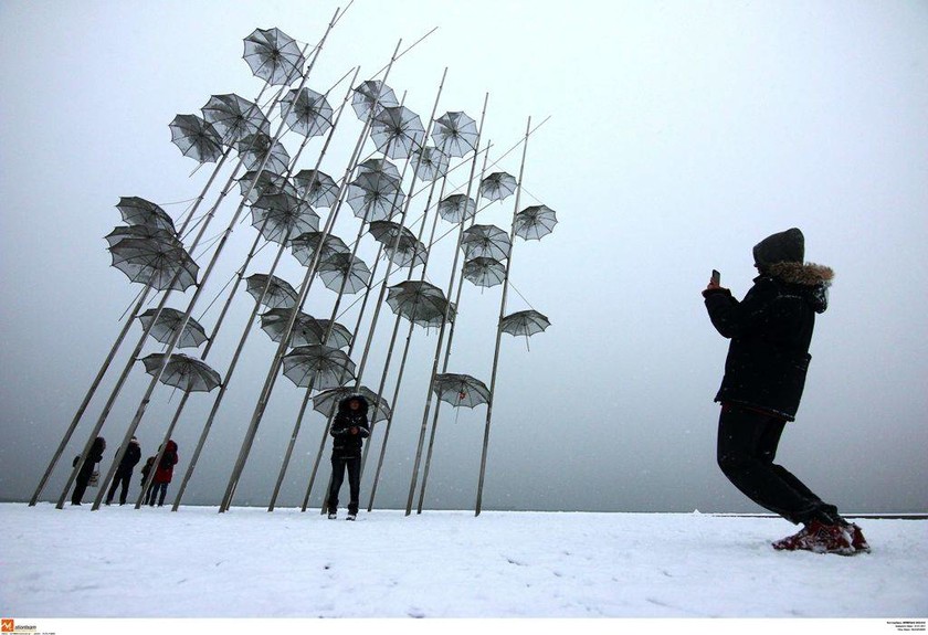 Καιρός τώρα: Ο χιονιάς σαρώνει τη Θεσσαλονίκη - Χάος και εγκλωβισμένοι οδηγοί