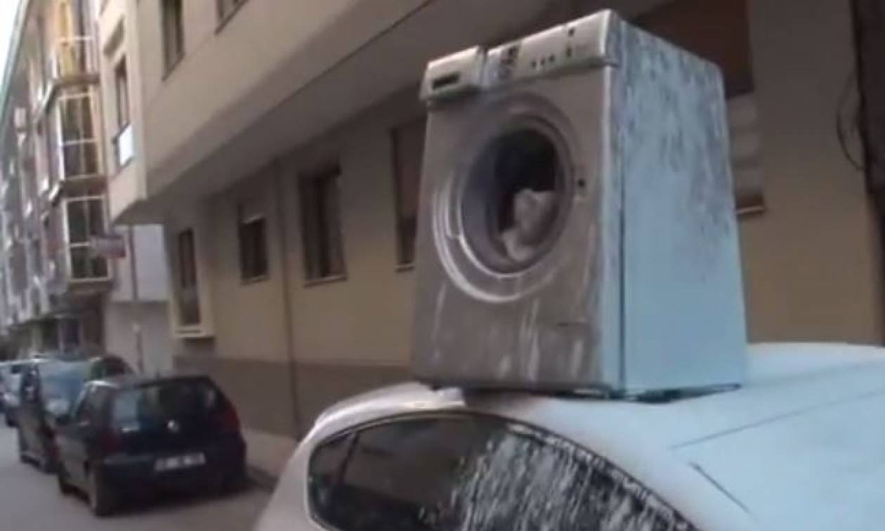 Πέταξε πλυντήριο πάνω σε αυτοκίνητο γιατί ενοχλήθηκε από το παρκάρισμά του! (vid)