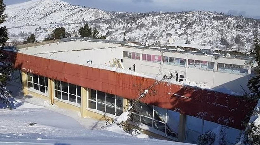 Καιρός: Κατέρρευσε οροφή σε κλειστό γυμναστήριο στην Κύμη από το χιόνι (pic)