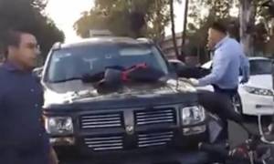 Έπιασε τη γυναίκα του στο αυτοκίνητο με τον εραστή της και δείτε τι έκανε (video)