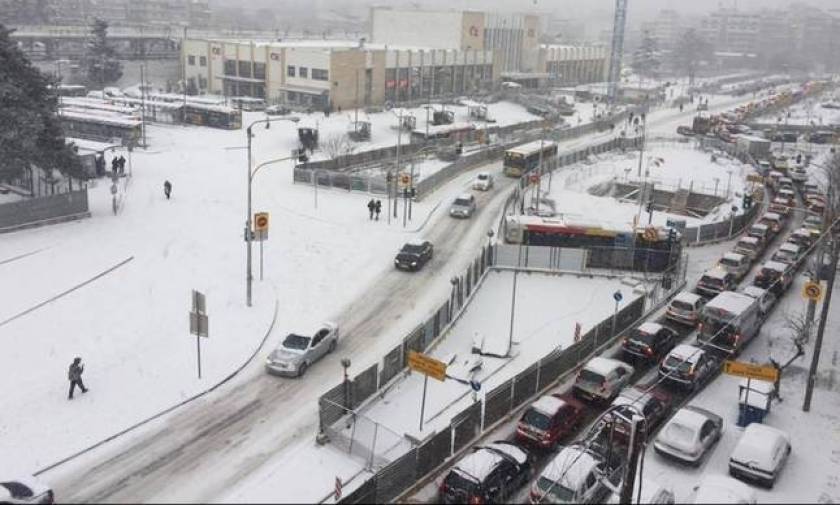 Καιρός Θεσσαλονίκη: Προβλήματα στο οδικό δίκτυο από τον χιονιά - Πού χρειάζονται αλυσίδες