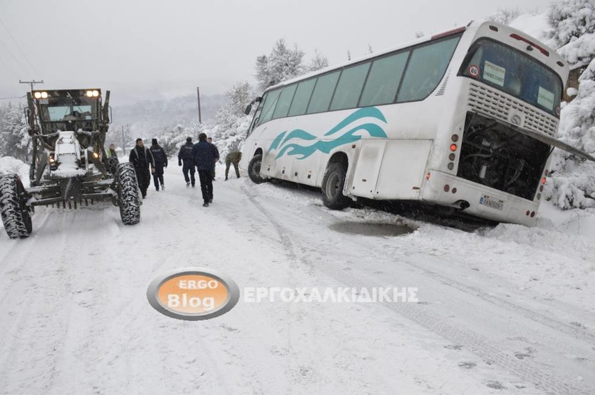 Καιρός Χαλκιδική: Λεωφορείο ΚΤΕΛ εξετράπη της πορείας του - Σώοι οι επιβάτες (pics)