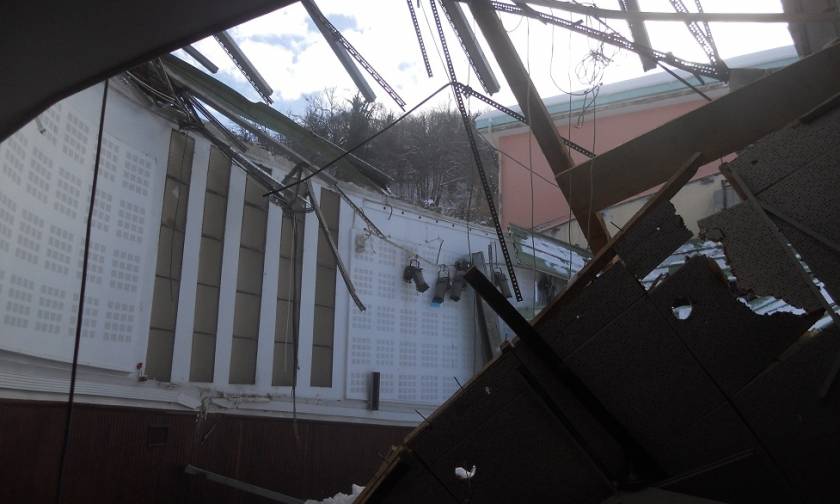 Καιρός: Κατέρρευσε στέγη θεάτρου από το χιόνι στη Μυτιλήνη