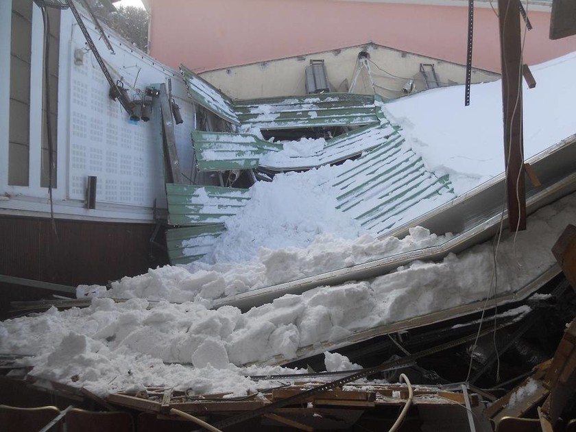 Καιρός: Κατέρρευσε από το χιόνι η στέγη του θεάτρου Αγιάσου στη Μυτιλήνη (pics)