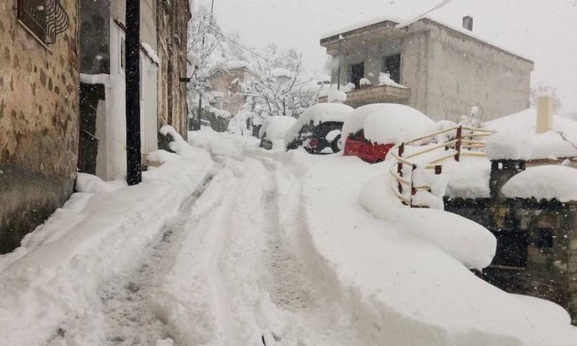 Καιρός ΤΩΡΑ: Η Στερεά Ελλάδα μετρά τις πληγές που άφησε ο χιονιάς