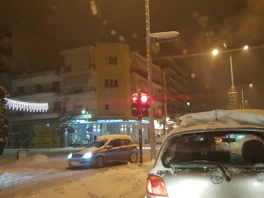 Καιρός Tώρα: Άγγιξε το μισό μέτρο έφτασε το χιόνι στη Λάρισα (pics)