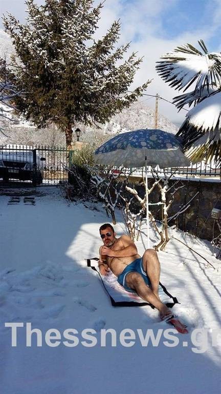 Αυτά δεν γίνονται: Θεσσαλονικιός βγήκε στα χιόνια και δεν φαντάζεστε τι έκανε! (pics&vid)