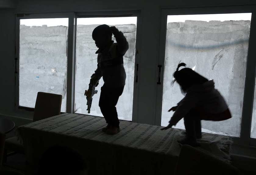 Κραυγή αγωνίας από τους πρόσφυγες στο Ελληνικό: «Το χιόνι το παλέψαμε, η καθήλωση θα μας σκοτώσει»