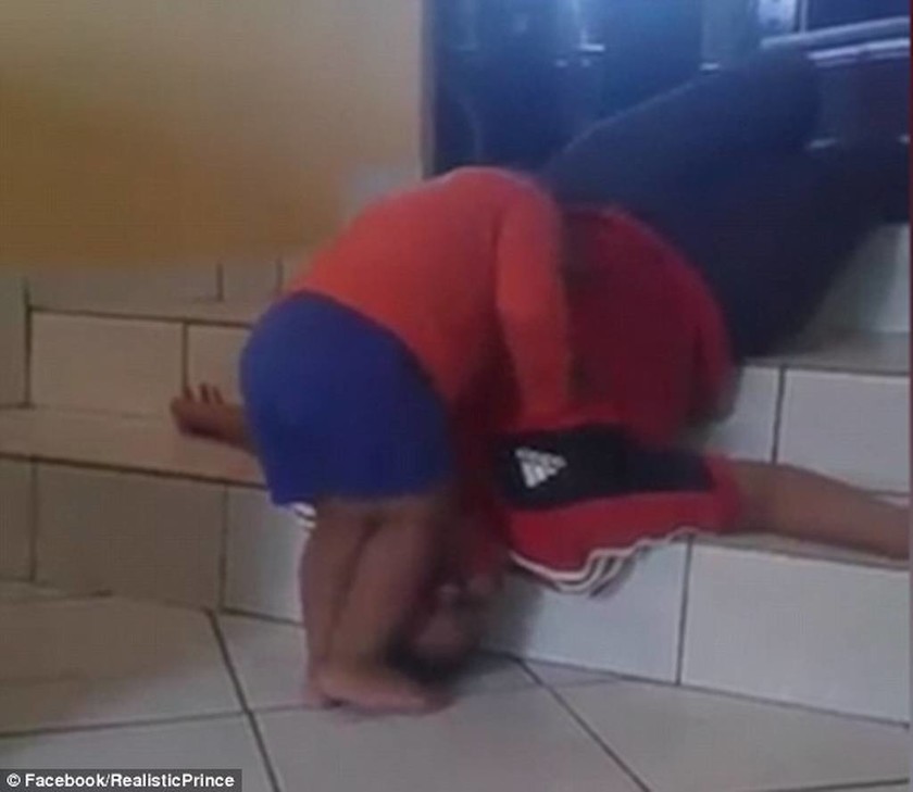 Φάρσα που σοκάρει: Τρομαγμένο παιδάκι προσπαθεί να ξυπνήσει τη «νεκρή» θεία του (vid)