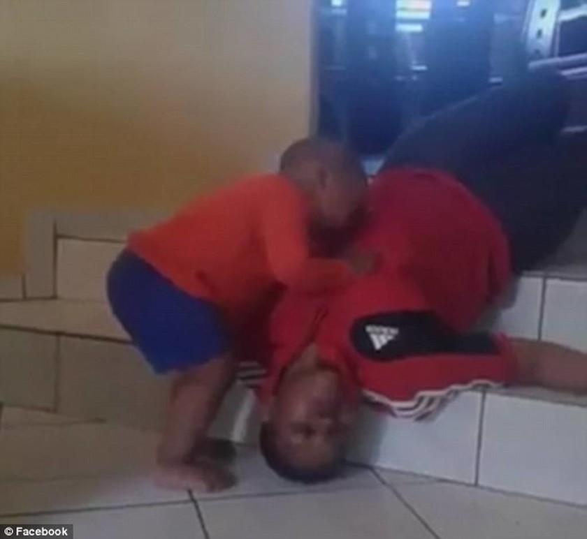 Φάρσα που σοκάρει: Τρομαγμένο παιδάκι προσπαθεί να ξυπνήσει τη «νεκρή» θεία του (vid)