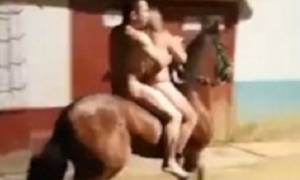 Βίντεο: Το κορίτσι (και το… άλογο) έφερε παρέα! Βγήκαν ολόγυμνοι για βόλτα και δείτε τι προκάλεσαν