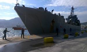 Μυτιλήνη: Οι πρόσφυγες αρνούνται να επιβιβαστούν στο αρματαγωγό του Πολεμικού Ναυτικού (video)