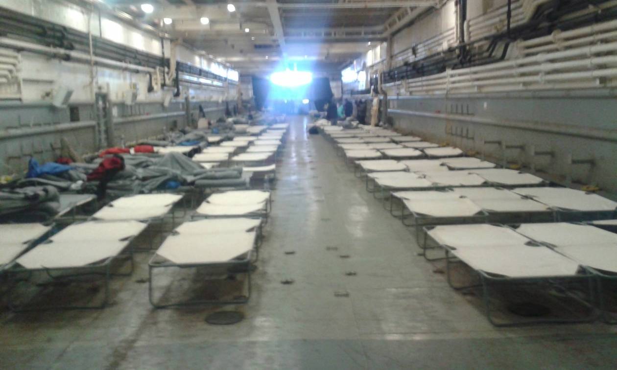 Αποκλειστικό: Το Newsbomb.gr μέσα στο αρματαγωγό του Πολεμικού Ναυτικού που φιλοξενεί πρόσφυγες