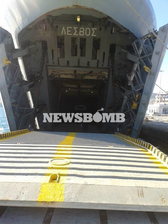 Αποκλειστικό: Το Newsbomb.gr μέσα στο αρματαγωγό του Πολεμικού Ναυτικού που φιλοξενεί πρόσφυγες