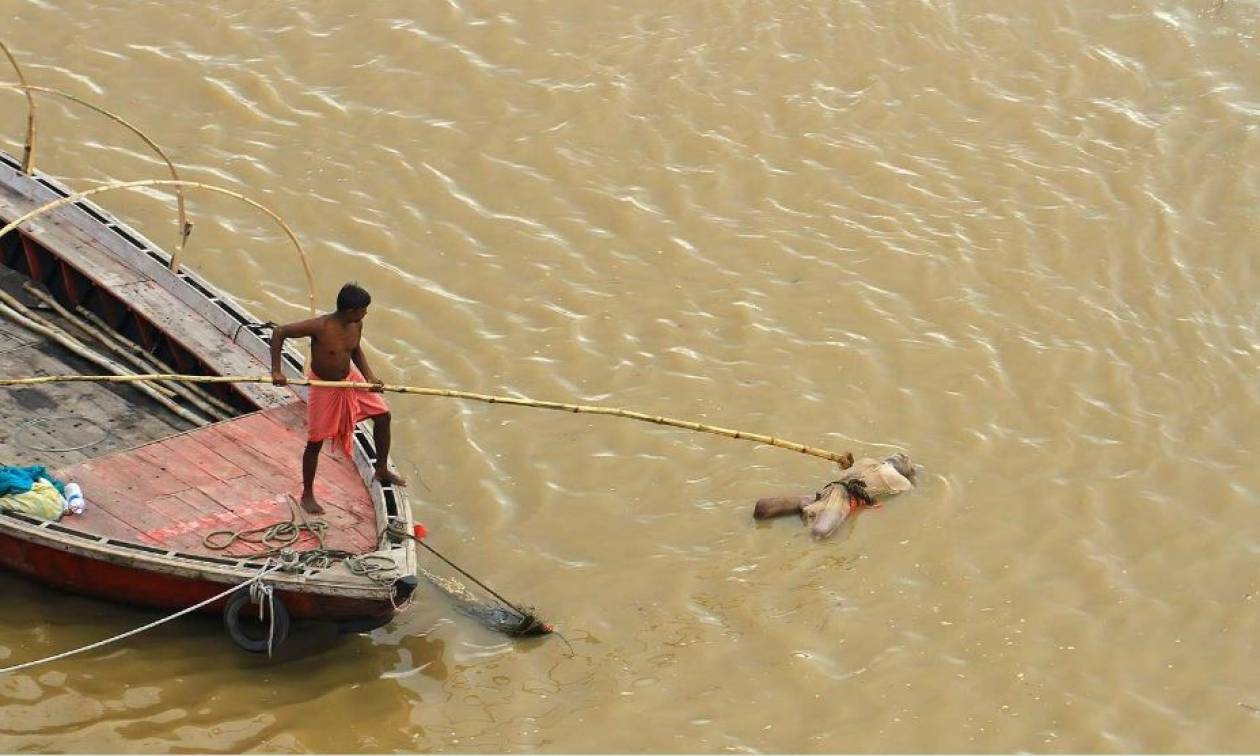 Τραγωδία στην Ινδία: Τουλάχιστον 21 νεκροί από βύθιση πλοίου στον ποταμό Γάγγη (Vid+Pics)
