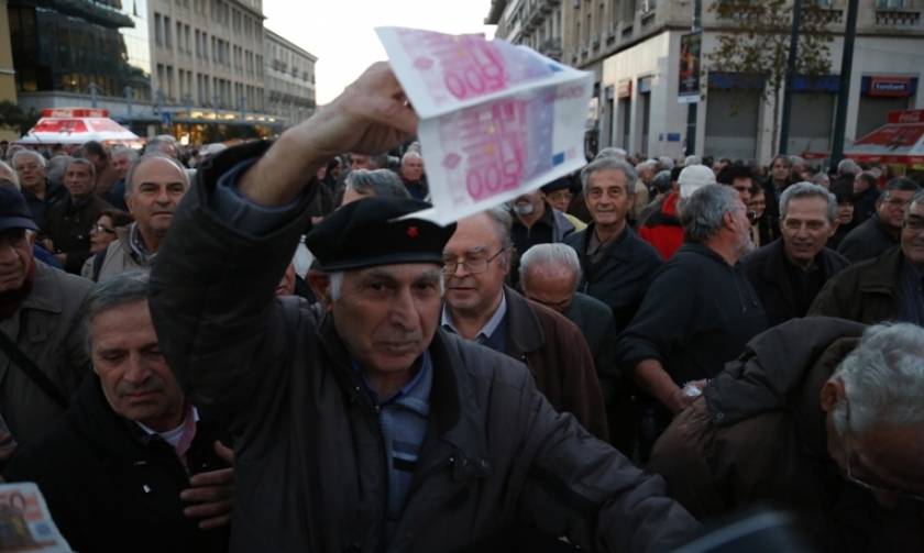 «Δεν μπορούμε να ζήσουμε»: Δραματική καταγγελία συνταξιούχων στο Newsbomb.gr (vids)