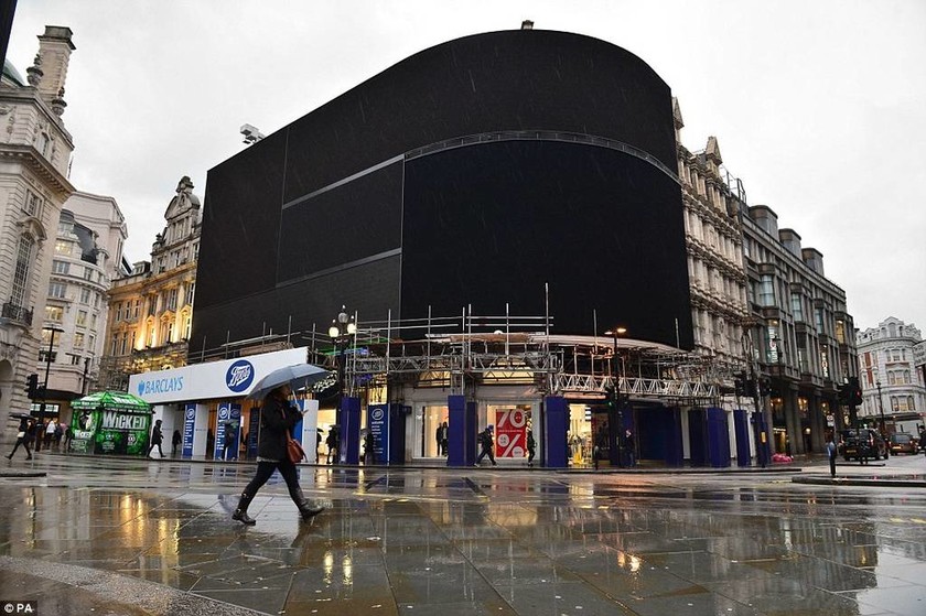 Βρετανία: Γιατί έπεσε «μαύρο» στις γιγαντοοθόνες του Πικαντίλι Σέρκους; (pics+vid)