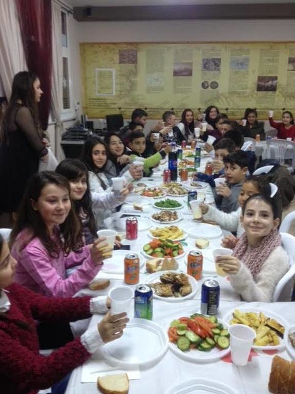 Το καλύτερο «Ποδαρικό» για τη νέα χρονιά έκανε η Εύξεινος Λέσχη Χαρίεσσας με ένα ευχαριστήριο γεύμα