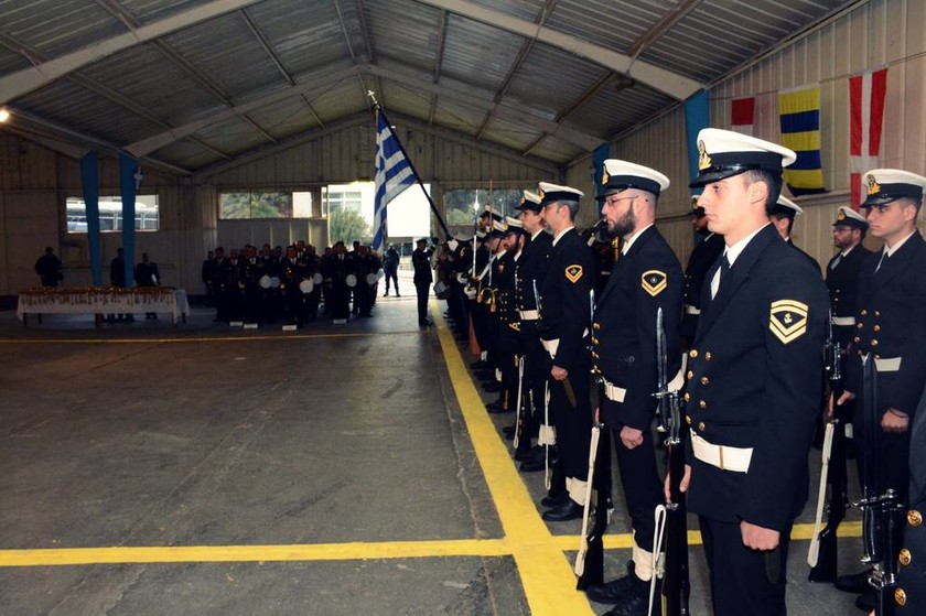 Πολεμικό Ναυτικό: Τελετή Επίδοσης Ξιφών σε Αξιωματικούς Ειδικοτήτων (pics)