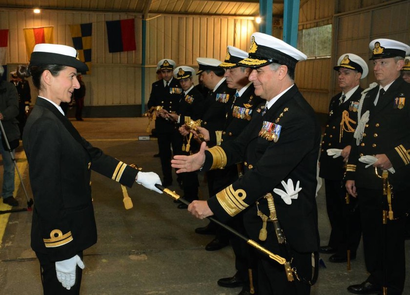 Πολεμικό Ναυτικό: Τελετή Επίδοσης Ξιφών σε Αξιωματικούς Ειδικοτήτων (pics)
