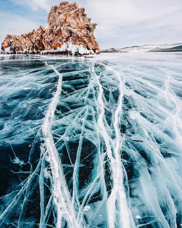 Μαγευτικές εικόνες από την παγωμένη λίμνη Βαϊκάλη!