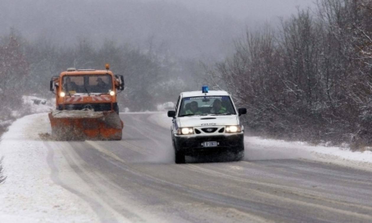 Καιρός: «Μάχη» με τα χιόνια δίνουν τα εκχιονιστικά στην ορεινή Αιτωλοακαρνανία