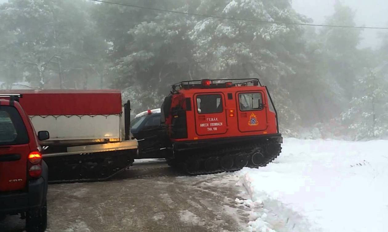 Ιωάννινα: Επιχείρηση της ΕΜΑΚ για απεγκλωβισμό εργατών από τα χιόνια