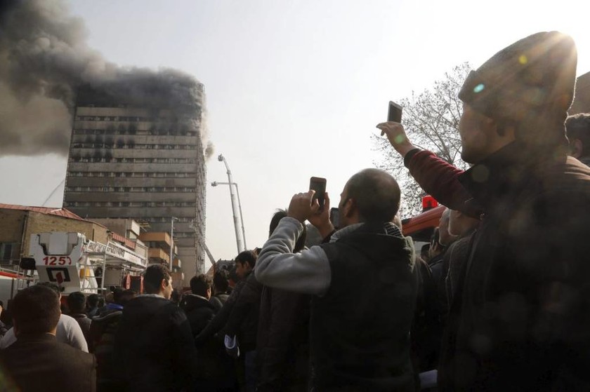 Τραγωδία στο Ιράν: Δεκάδες οι νεκροί της πυρκαγιάς σε ουρανοξύστη που κατέρρευσε (Pics+Vid)