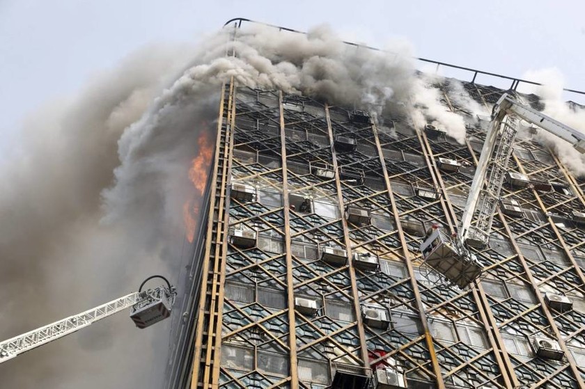 Βίντεο - σοκ: Η στιγμή της κατάρρευσης του ουρανοξύστη στην Τεχεράνη - Τουλάχιστον 20 νεκροί (pics)