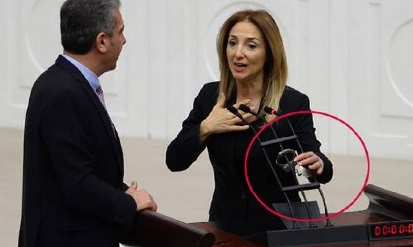 Αντίσταση στον «σουλτάνο» Ερντογάν! Βουλευτίνα δέθηκε με χειροπέδες στην τουρκική βουλή (vid)