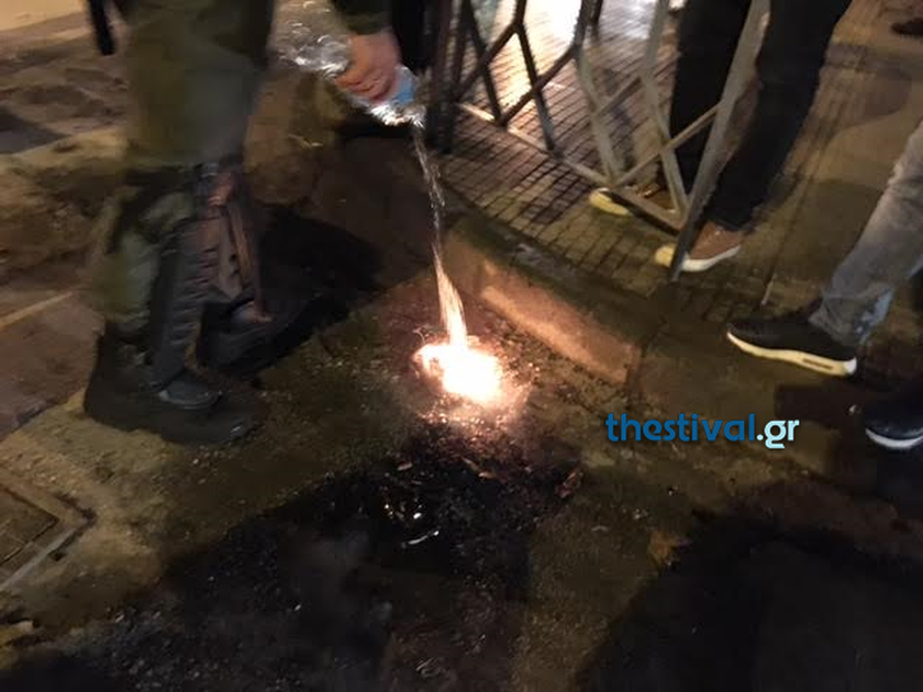 Θεσσαλονίκη: Επίθεση με βόμβες μολότοφ κατά ΜΑΤ μετά από πορεία αντιεξουσιαστών (pics&vid)