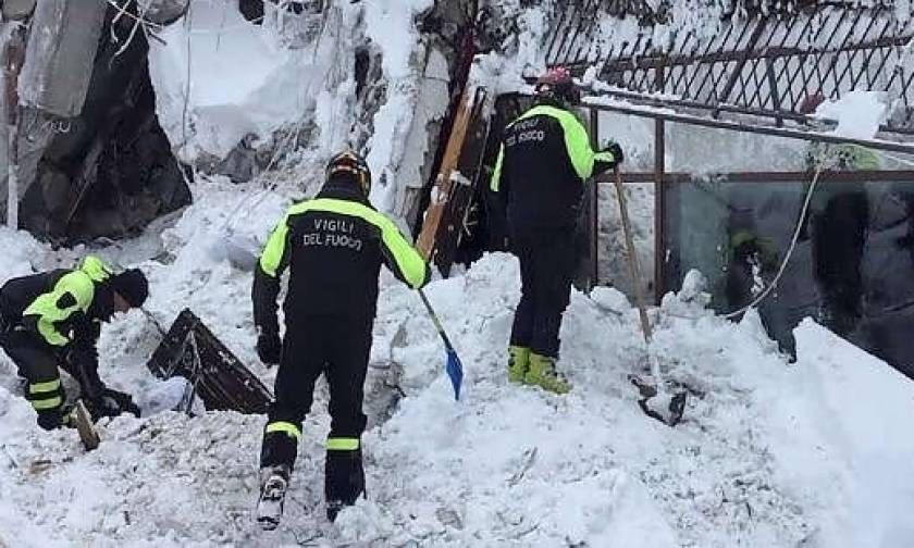 Χιονοστιβάδα - Ιταλία: Βρέθηκαν 6 άνθρωποι ζωντανοί στα συντρίμμια του ξενοδοχείου