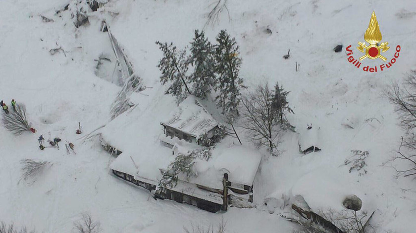 Χιονοστιβάδα - Ιταλία: Βρέθηκαν έξι άνθρωποι ζωντανοί στα συντρίμμια του ξενοδοχείου