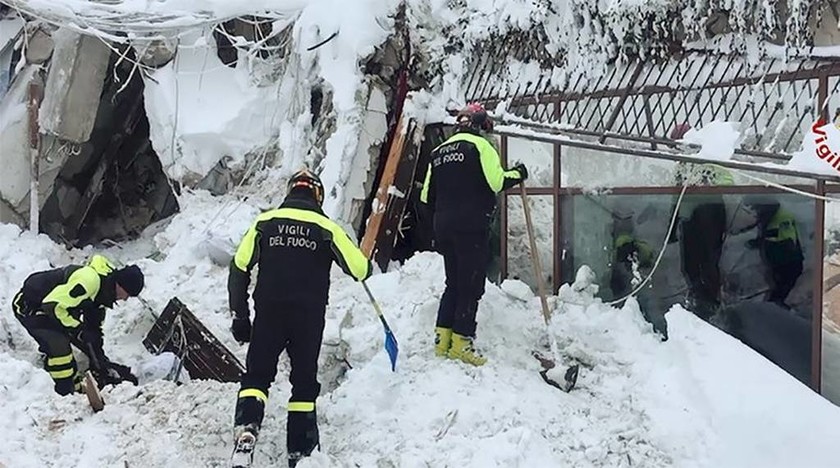 Θρίλερ στο χιόνι: Εντοπίστηκαν και άλλοι επιζώντες στο ξενοδοχείο Rigopiano της Πεσκάρα (vids+pics)