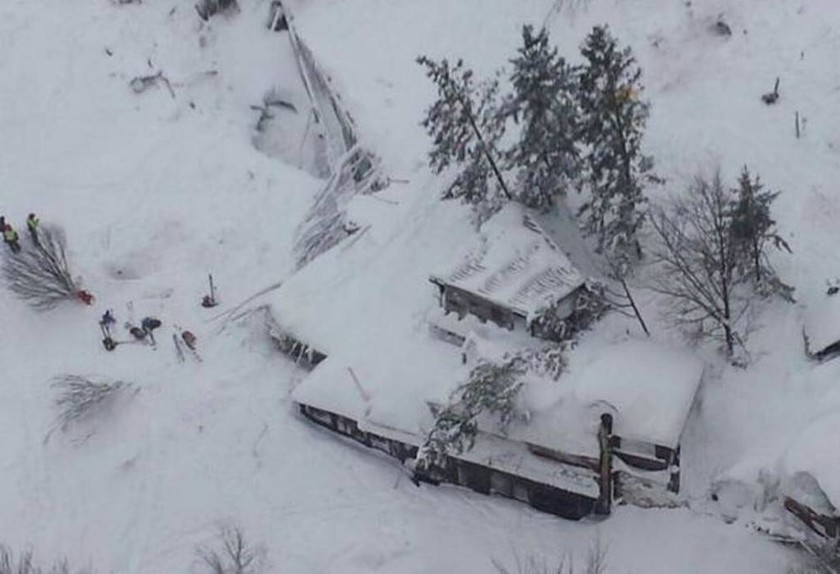 Θρίλερ στο χιόνι: Εντοπίστηκαν και άλλοι επιζώντες στο ξενοδοχείο Rigopiano της Πεσκάρα (vids+pics)