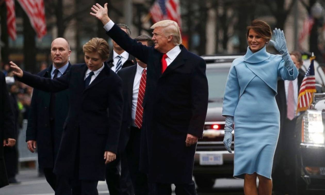 Ο Τραμπ βγήκε από την προεδρική λιμουζίνα για να χαιρετίσει το πλήθος στη λεωφόρο Πενσιλβάνια (vid)