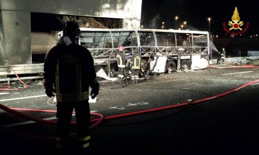 Τραγωδία στην Ιταλία: Τουλάχιστον 16 νεκροί σε δυστύχημα με λεωφορείο που μετέφερε παιδιά (pics)