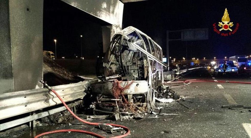 Τραγωδία στην Ιταλία: Τουλάχιστον 16 νεκροί σε δυστύχημα με λεωφορείο που μετέφερε παιδιά (pics)