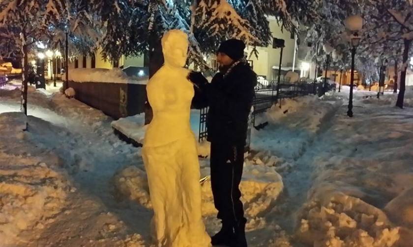 Απίστευτη δημιουργία: Φοιτητής «έπλασε» με χιόνι τη Θεά Αφροδίτη στη Φλώρινα! (Photos)
