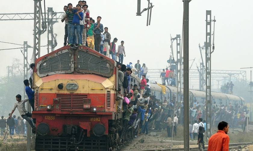 Ασύλληπτη τραγωδία στην Ινδία: Στους 36 οι νεκροί από τον εκτροχιασμό τρένου (Pics+Vid)